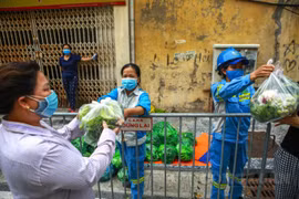 “Siêu thị 0 đồng" của 2 chị lao công giúp đỡ các hoàn cảnh khó khăn trong đại dịch