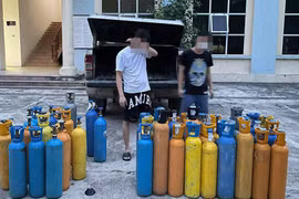Chốt kiểm soát dịch liên tiếp phát hiện xe ô tô chở “khí cười”