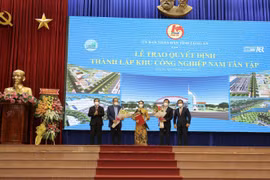 Tỉnh Long An trao quyết định chủ trương đầu tư và thành lập khu công nghiệp Nam Tân Tập