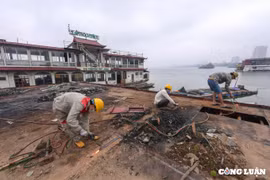 Hà Nội: Cận cảnh tháo dỡ tàu nổi hoang phế nhiều năm ở Hồ Tây