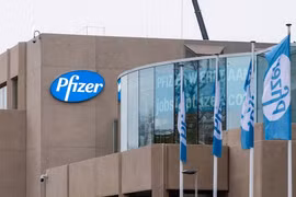 Pfizer chấp nhận chia sẻ công thức thuốc Covid-19