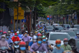 Đường phố đông đúc phương tiện di chuyển vào giờ cao điểm sau khi Hà Nội nới lỏng giãn cách