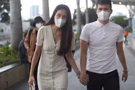 Công Vinh - Thủy Tiên livestream tại ngân hàng để làm minh bạch chuyện ăn chặn từ thiện
