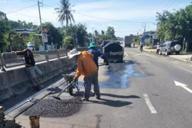 Khắc phục hư hỏng mặt đường do ảnh hưởng của bão số 5