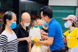 Đoàn thanh niên Báo điện tử Đảng Cộng sản Việt Nam trao tặng quà cho bệnh nhân đang điều trị tại bệnh viện K