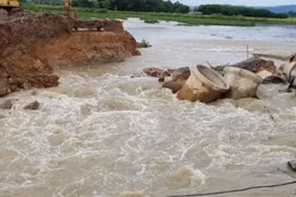 Thanh Hoá: Người dân đi lại khó khăn vì sự cố vỡ đê bao