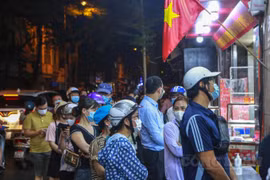 Bảo Phương “nghỉ chơi”, người dân vẫn “rồng rắn” xếp hàng như chưa hề có dịch