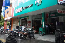 Hà Nội: Ngày đầu tiên sau nới lỏng giãn cách, ôtô, xe máy chật kín cửa hàng sửa chữa
