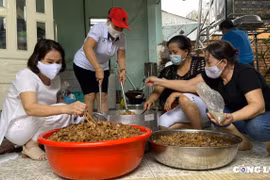 Hàng chục nghìn phần quà tiếp sức cho người dân về quê tránh dịch