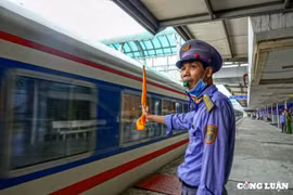 Tàu khách Bắc - Nam bắt đầu chạy trở lại, người dân vui mừng khi được về quê