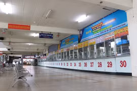 Bến xe lớn nhất TP. HCM vắng hoe ngày đầu thí điểm xe khách liên tỉnh