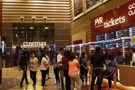 “Sóng thần” dịch bệnh đang nhấn chìm Bollywood như thế nào?