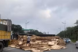 Hà Nội: 3 ô tô tông nhau trên đường Võ Nguyên Giáp, 2 người thương vong