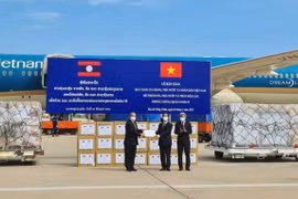 Việt Nam trao tặng 500.000 USD cùng vật tư, thiết bị y tế hỗ trợ Lào ứng phó dịch COVID-19