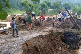 Mưa lớn cuốn trôi cầu cống, gây sạt lở nghiêm trọng ở huyện miền núi Nghệ An
