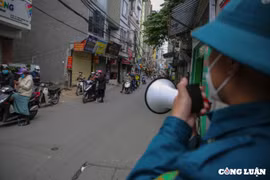 Rất đông người dân tập trung quét mã QR tại "ổ dịch" Phú Đô, Hà Nội