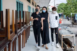 Hồ Ngọc Hà cùng những người bạn trao quà Tết cho trẻ mồ côi