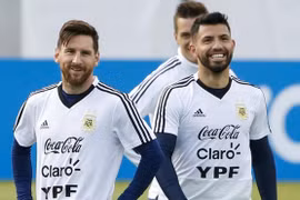 CLB Barca sắp mua Aguero để giữ chân tiền đạo Messi