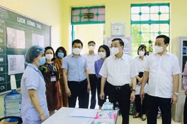 Chủ tịch Hà Nội kiểm tra công tác phòng dịch tại điểm thi tốt nghiệp THPT