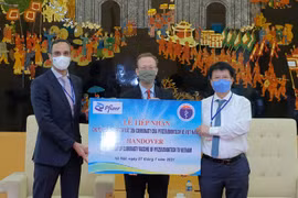 Việt Nam vừa tiếp nhận hơn 97.000 liều vắc xin Pfizer của Mỹ
