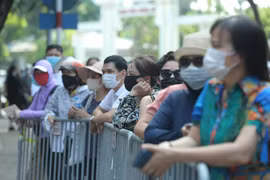Nhiều phụ huynh lo lắng trong buổi thi đầu Kỳ thi tốt nghiệp THPT