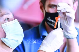 EU - Mỹ: Cuộc đua tiêm chủng vaccine ngừa Covid-19