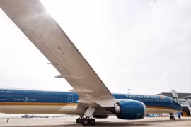 Chiếc Boeing 787-10 chở 300 y, bác sĩ Bệnh viện Việt Đức vào TPHCM hỗ trợ chống dịch.