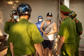 Hà Nội: Hai vợ chồng đi SH "thông chốt" kiểm soát dịch COVID-19