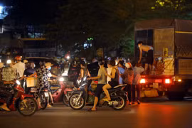 Chợ Long Biên phong tỏa, các tiểu thương “lập chợ cóc” buôn bán bên ngoài