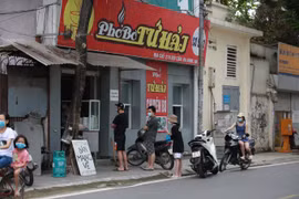 Các chủ cửa hàng dịch vụ ăn uống tại “vùng cam”, “vùng đỏ” ghen tị với “vùng xanh”