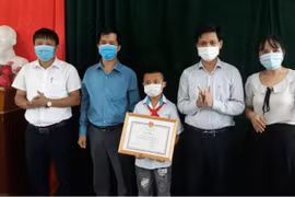 Tặng giấy khen cho nam sinh lớp 4 dũng cảm cứu người đuối nước