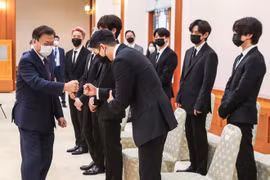 BTS tháp tùng Tổng thống Hàn Quốc đến Mỹ