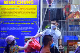 Hà Nội: Được nới lỏng ở "vùng xanh", người dân xếp hàng dài mua bánh trung thu
