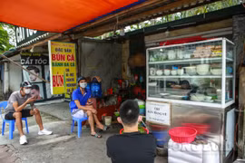 Hà Nội: Hàng quán mở bán trở lại, người dân chờ gần 1h đồng hồ lại báo hết hàng