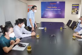 Ban Tuyên giáo Thành uỷ TP HCM thăm, tặng quà phóng viên Báo Người Lao Động mắc Covid-19