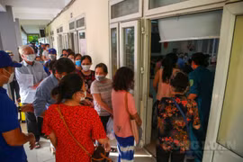 Hà Nội: Vẫn có những điểm tiêm vắc xin COVID-19 chưa đảm bảo khoảng cách an toàn
