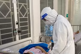 “Bảo mẫu” 18 tuổi từng là F0, nay trở lại bệnh viện chăm sóc các F0 khác