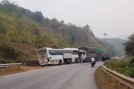 Sơn La: Xe khách va chạm với xe tải trên QL.6, 5 người bị thương