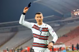 Chiếc băng đội trưởng bỏ đi của siêu sao Ronaldo có giá 75.000 USD