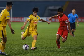 HLV Kiatisak ước có Messi Thái đá cặp với Công Phượng