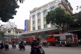 Hà Nội: Ôtô bốc cháy tại tầng hầm Tràng Tiền Plaza