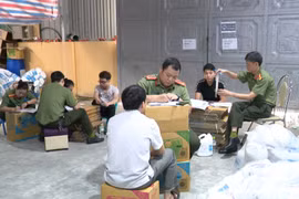 Hà Nội: Phát hiện cơ sở sản xuất nước giặt giả thương hiệu của Thái Lan
