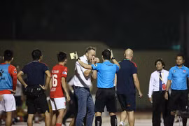 Trợ lý trọng tài V.League tố bị thủ môn CLB TP. HCM hành hung