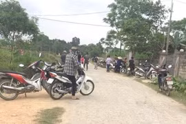 Con đi học về phát hiện cha mẹ chết bất thường trong nhà