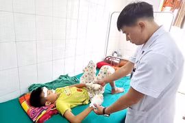 Bé trai 13 tuổi bị rách giác mạc, dập 2 bàn tay do cục pin phát nổ