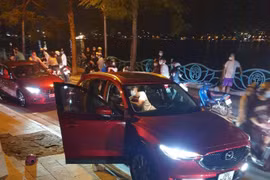 Người phụ nữ chặn ô tô đánh ghen giữa đường