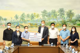 Tổ chức lễ bàn giao vật tư y tế do đối tác nước ngoài ủng hộ Việt Nam phòng, chống dịch