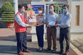 Hội nhà báo tỉnh Phú Yên tặng quà lực lượng phòng, chống dịch Covid-19