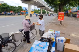 Ấm lòng bữa sáng miễn phí tặng người lao động nghèo khó khăn mùa dịch tại Hà Nội