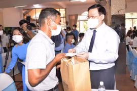Chủ tịch Quốc hội thăm hỏi, tặng quà người lao động gặp khó khăn do COVID-19 tỉnh Đắk Lắk